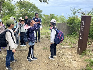 子ども登山　馬着山山頂