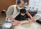 親子で麺伸ばし