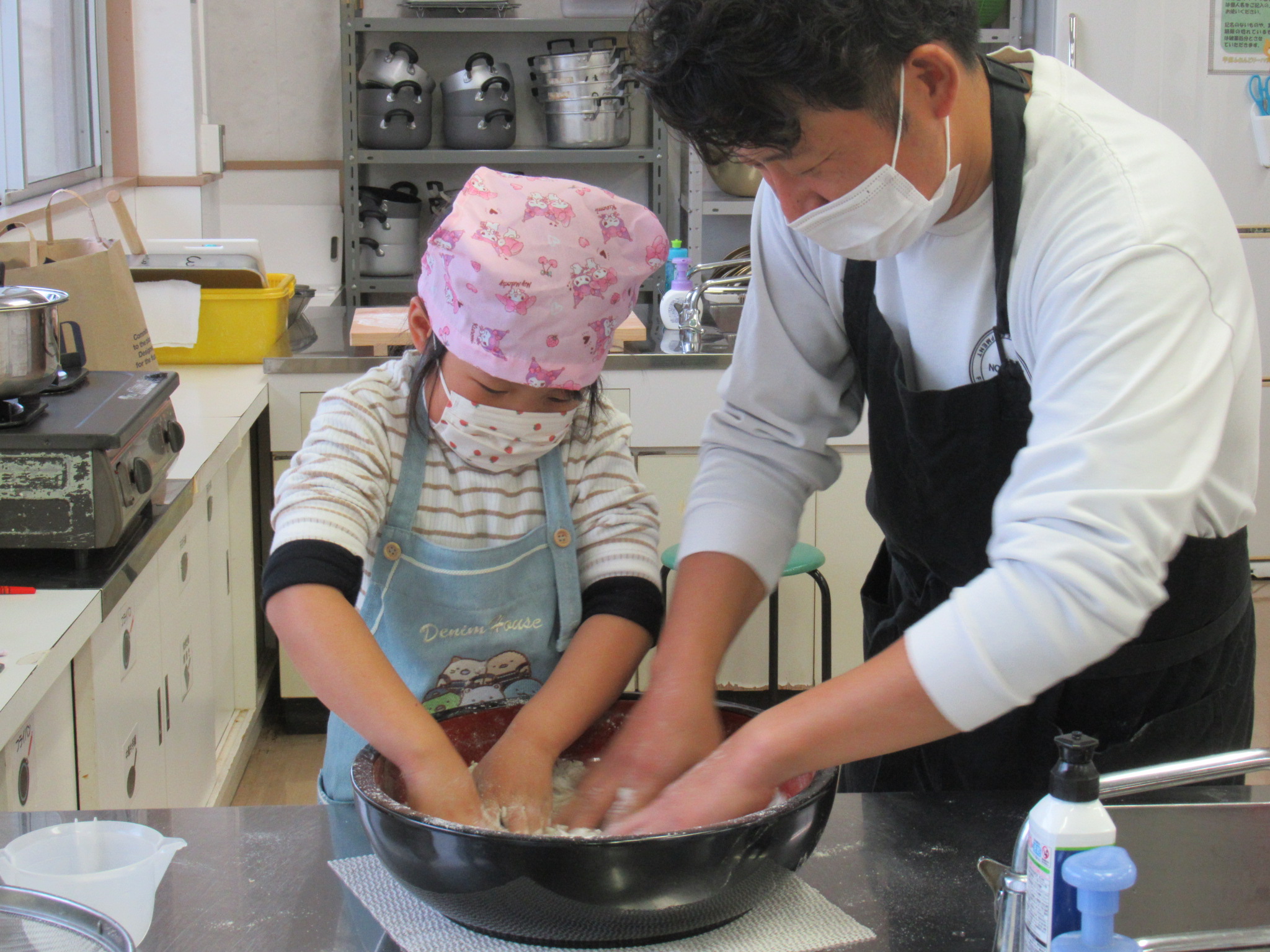 お父さんと一緒にこねて