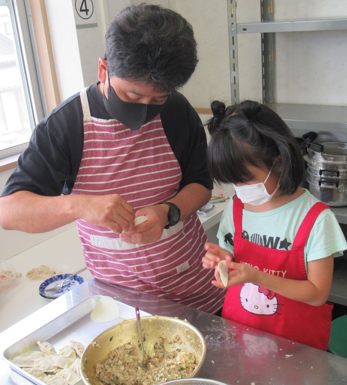 親子で餃子包み