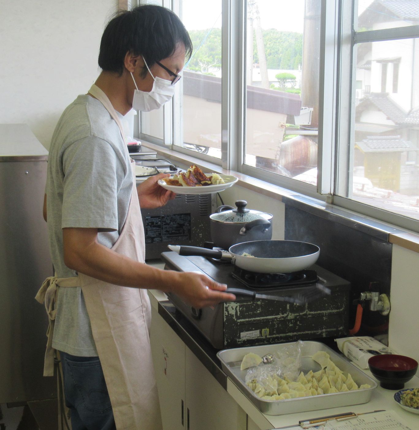 お父さん、餃子焼き中